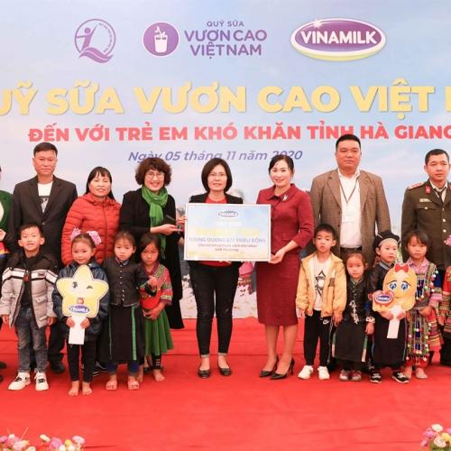 "Quỹ sữa vươn cao Việt Nam" mang đến cho trẻ em Hà Giang nhiều niềm vui